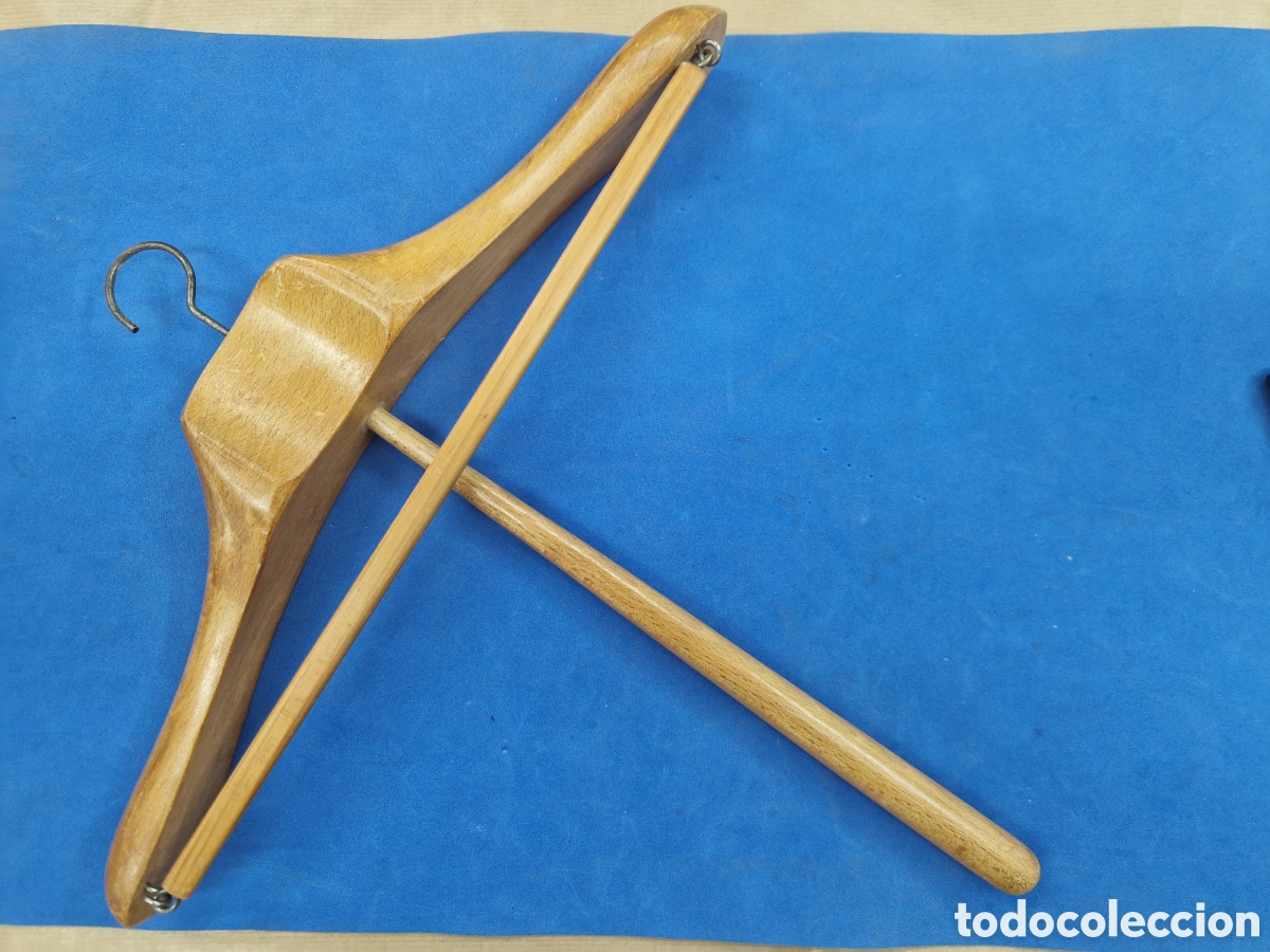 Antig&uuml;edades: Percha, traje de chaqueta, madera de haya