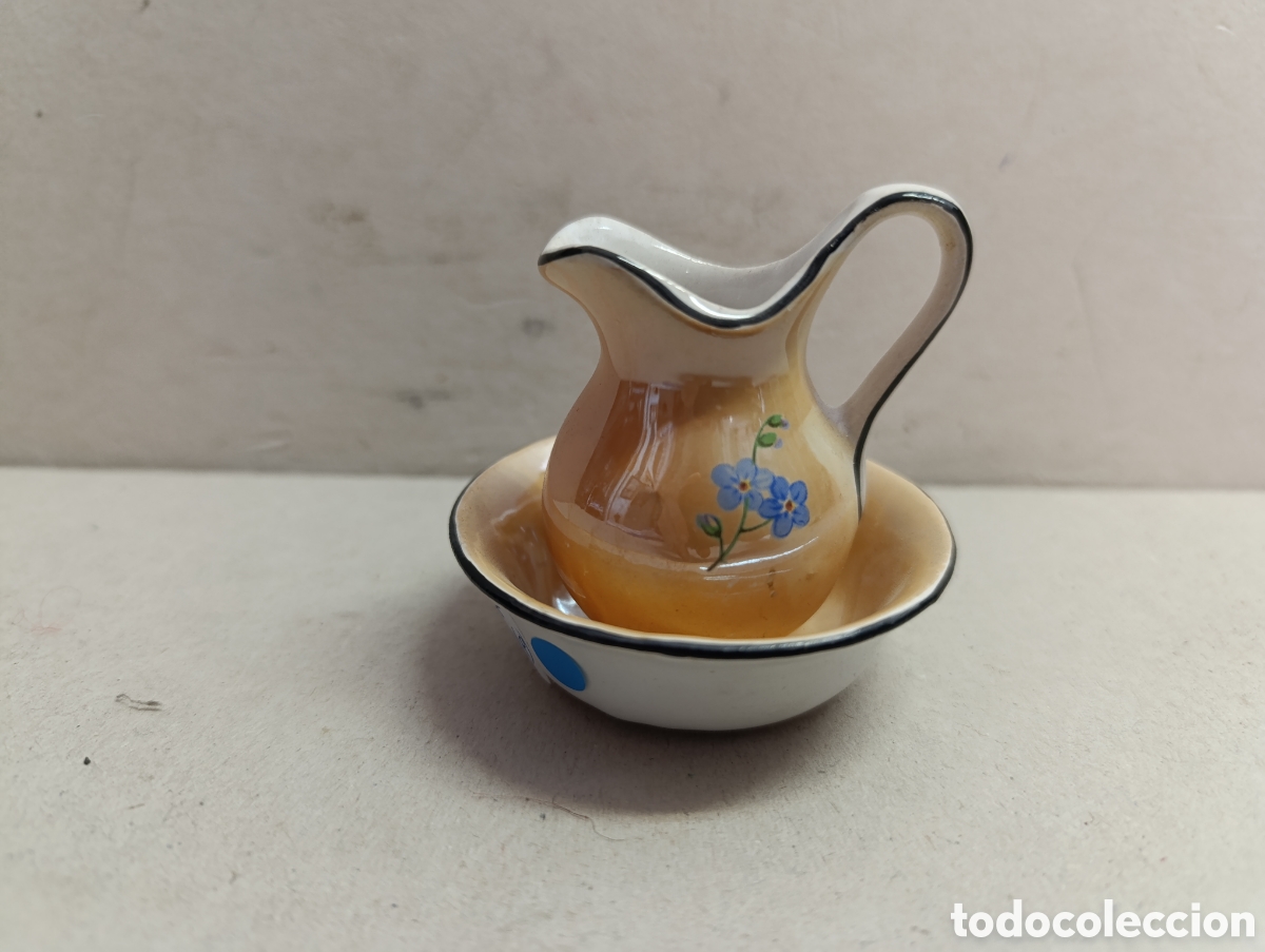 Antig&uuml;edades: MINIATURA AGUAMANIL EN PORCELANA. 6 CM DE ALTURA.