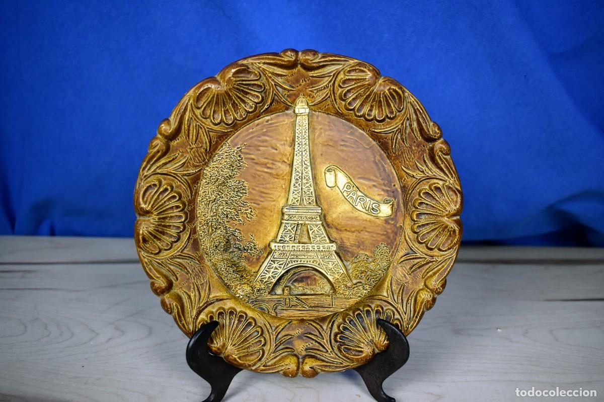 Antig&uuml;edades: Bonito plato en madera Torre Eiffel