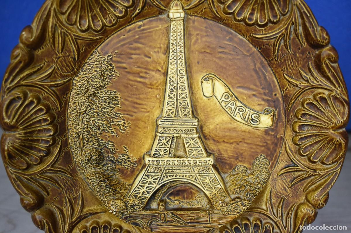Antig&uuml;edades: Bonito plato en madera Torre Eiffel - Foto 2