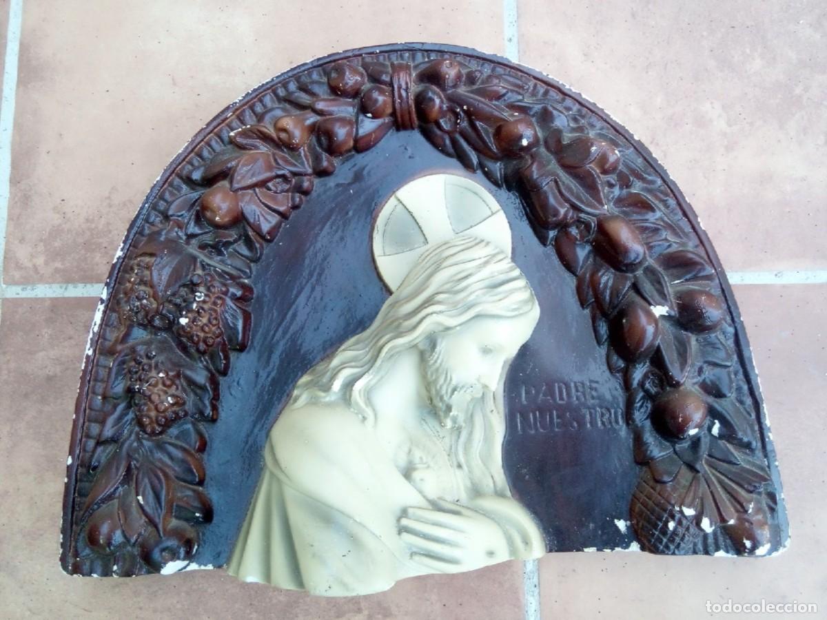 Antig&uuml;edades: Antiguo relieve religioso Sagrado Coraz&oacute;n &rdquo;Padre Nuestro&rdquo; - A&ntilde;os 50