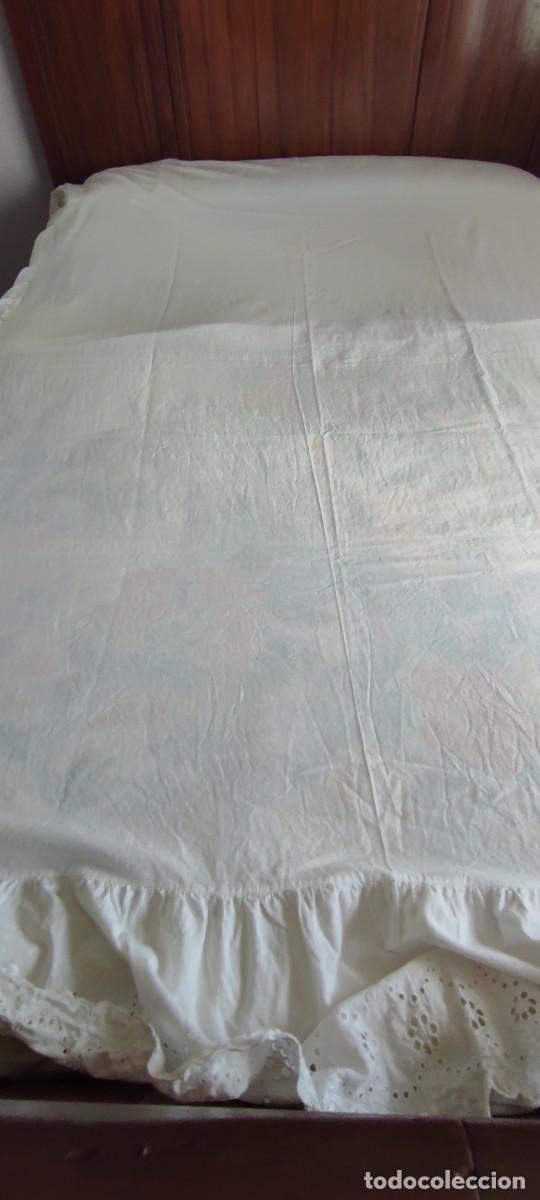 Antig&uuml;edades: ANTIGUO CUBRECAMA BLANCO CON BORDADO CALADO Y VOLANTE ARTESANAL. MEDIDAS 190 x 130. MAS 22 DE VOLAN