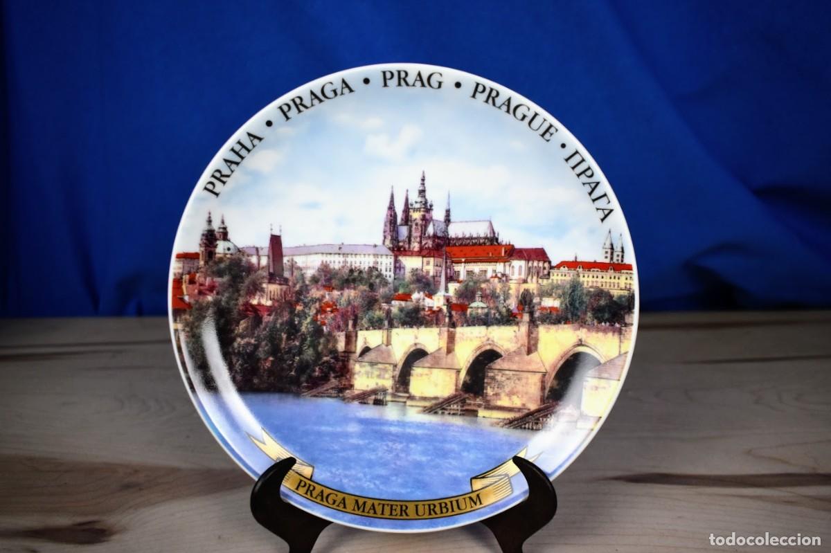 Antig&uuml;edades: Bonito plato en porcelana de la ciudad de Praga
