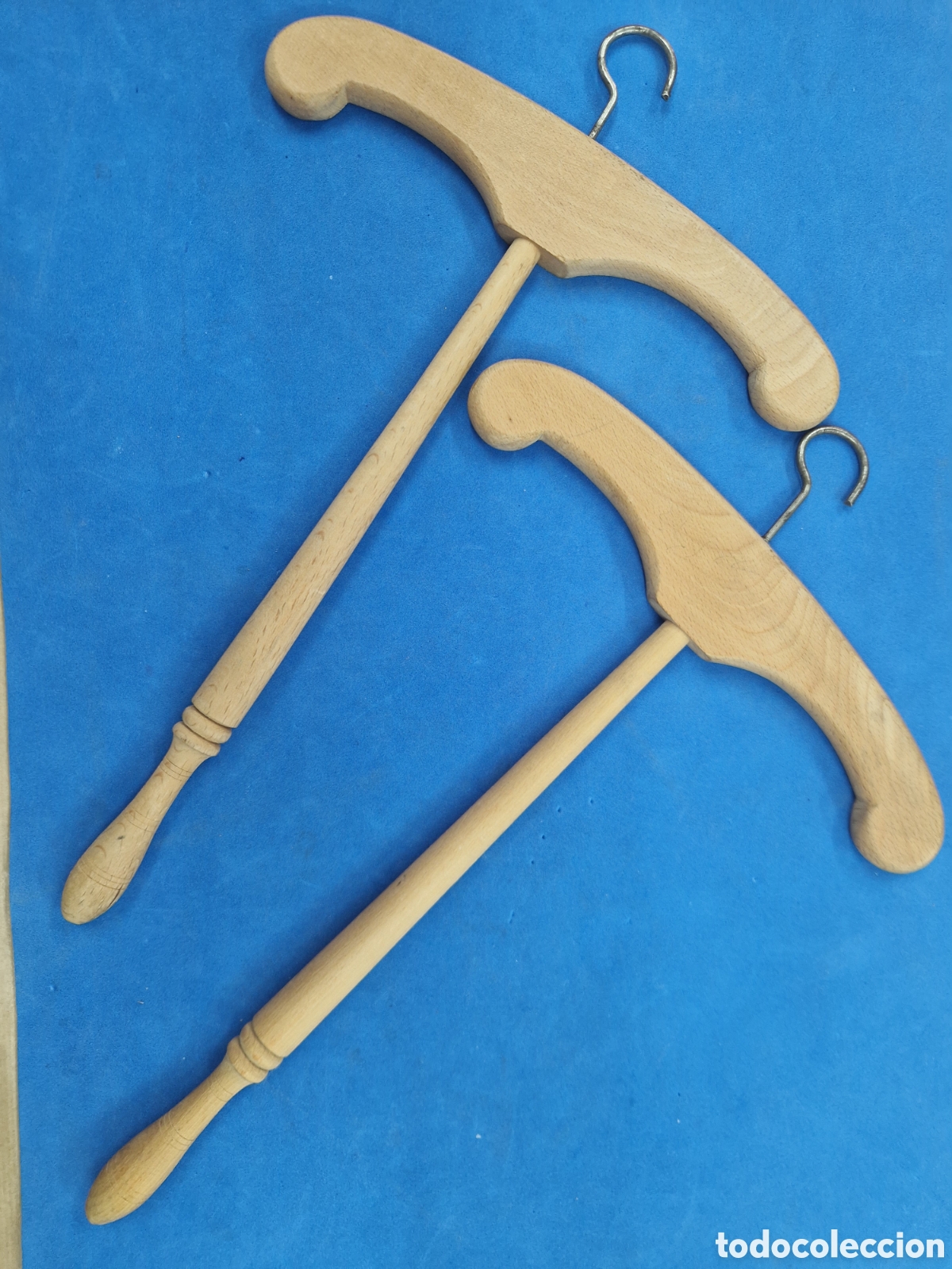 Antiquit&eacute;s: Lote 2 perchas infantiles de madera de haya