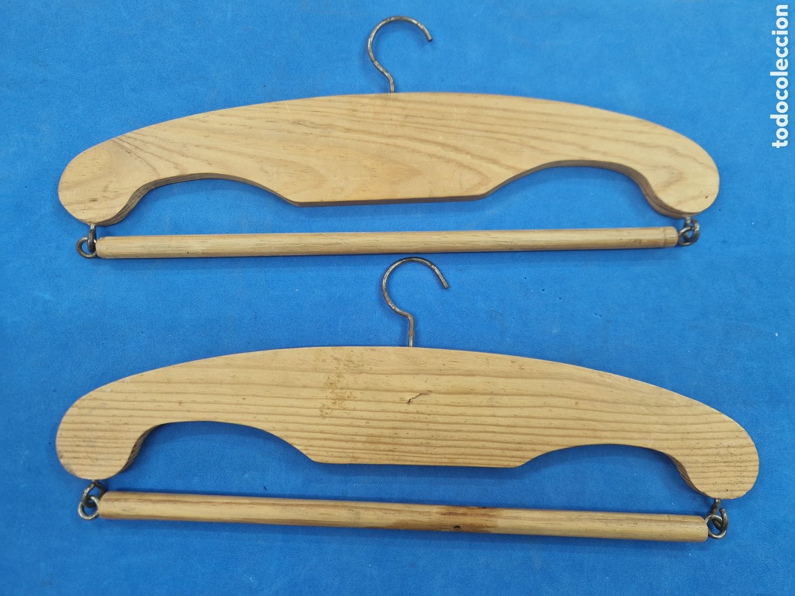 Antig&uuml;edades: Pareja de perchas madera de pino - Foto 1
