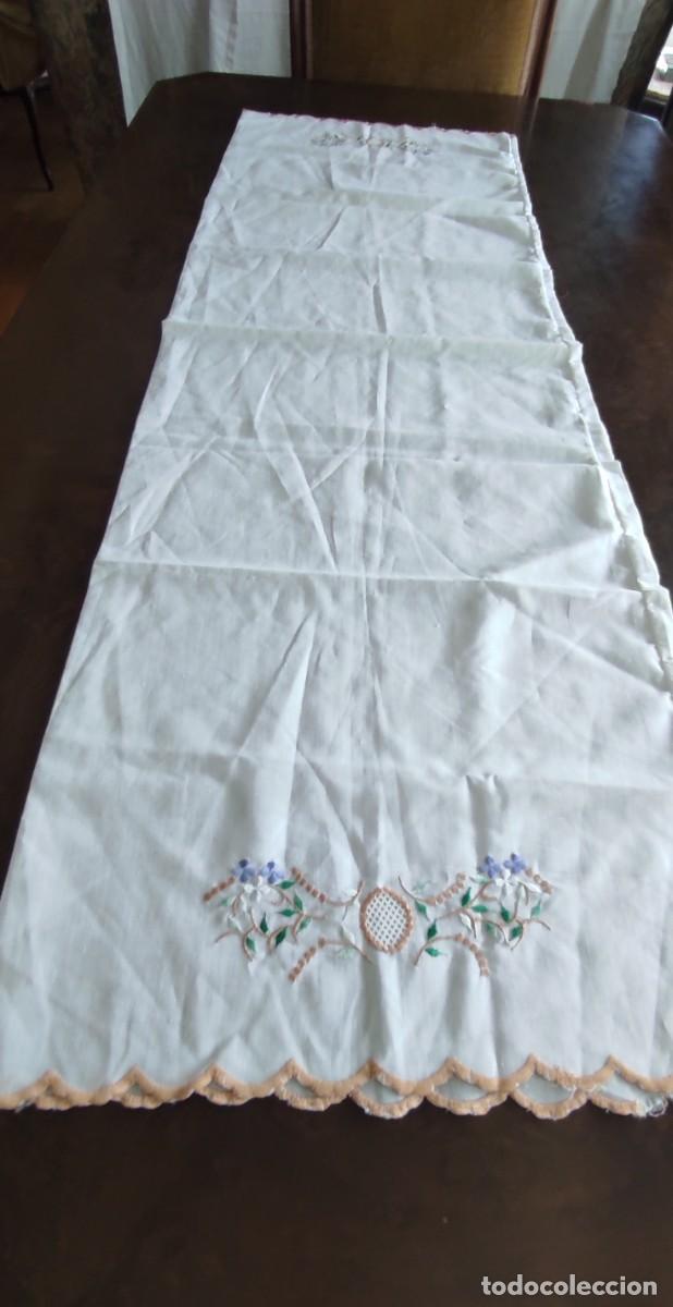 Antig&uuml;edades: ANTIGUA FUNDA DE ALMOHADA EN COLOR BLANCO MARFIL CON BORDADO FLORAL. MEDIDAS 140 x 44