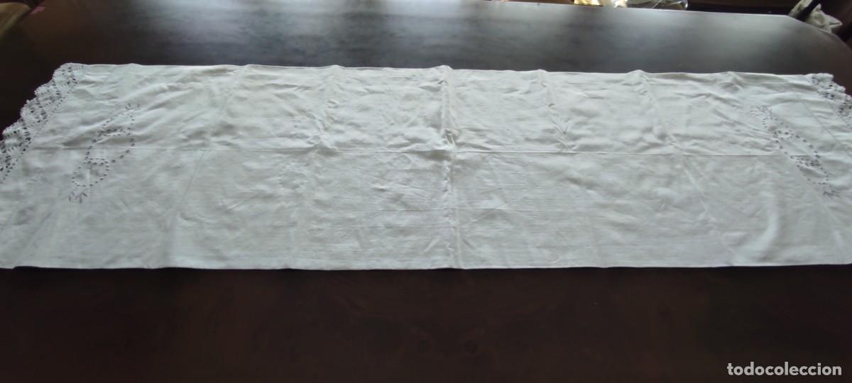 Antig&uuml;edades: ANTIGUA FUNDA DE ALMOHADA BLANCA CON BONITO ENCAJE ARTESANAL Y BORDADO CALADO. MEDIDAS 140 X 41.