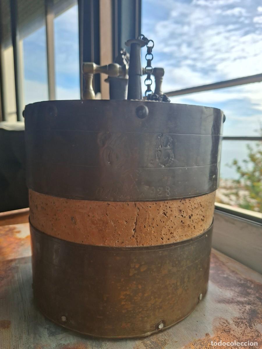 Antig&uuml;edades: Botijo colcho antiguo-corcho y bronce fechado a mano 1928 e iniciales-Decoraci&oacute;n etnogr&aacute;fica r&uacute;stica