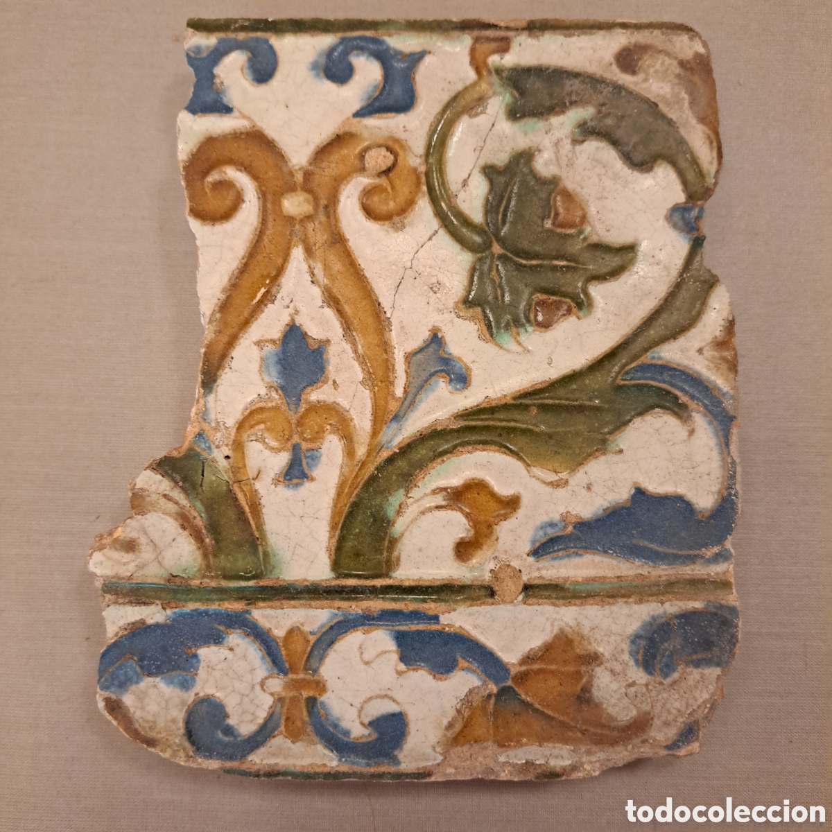 Antig&uuml;edades: Fragmento azulejo. Siglo XVI. Toledo.