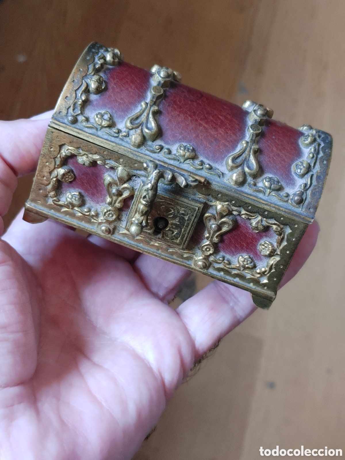Antig&uuml;edades: Cofrecito neogotico. En bronce y cuero.