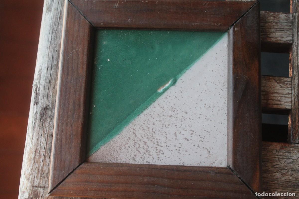 Antig&uuml;edades: azulejo vede blanco en mitad diagonal siglo XVII, XVII o XIX