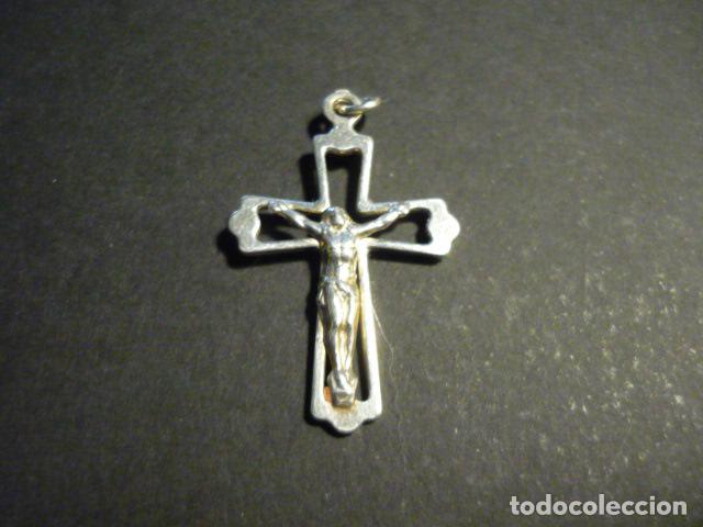 Antig&uuml;edades: CRUCIFIJO EN PLATA 3,2 X 2 CM