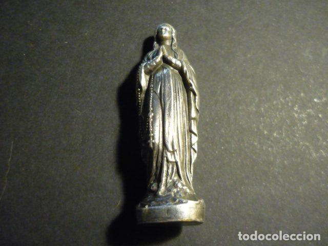 Antig&uuml;edades: VIRGEN DE LOURDES EN METAL 5 X 1,3 CM