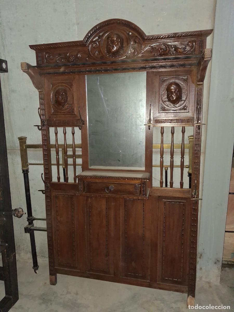 Antig&uuml;edades: Antigua entrada con tallados