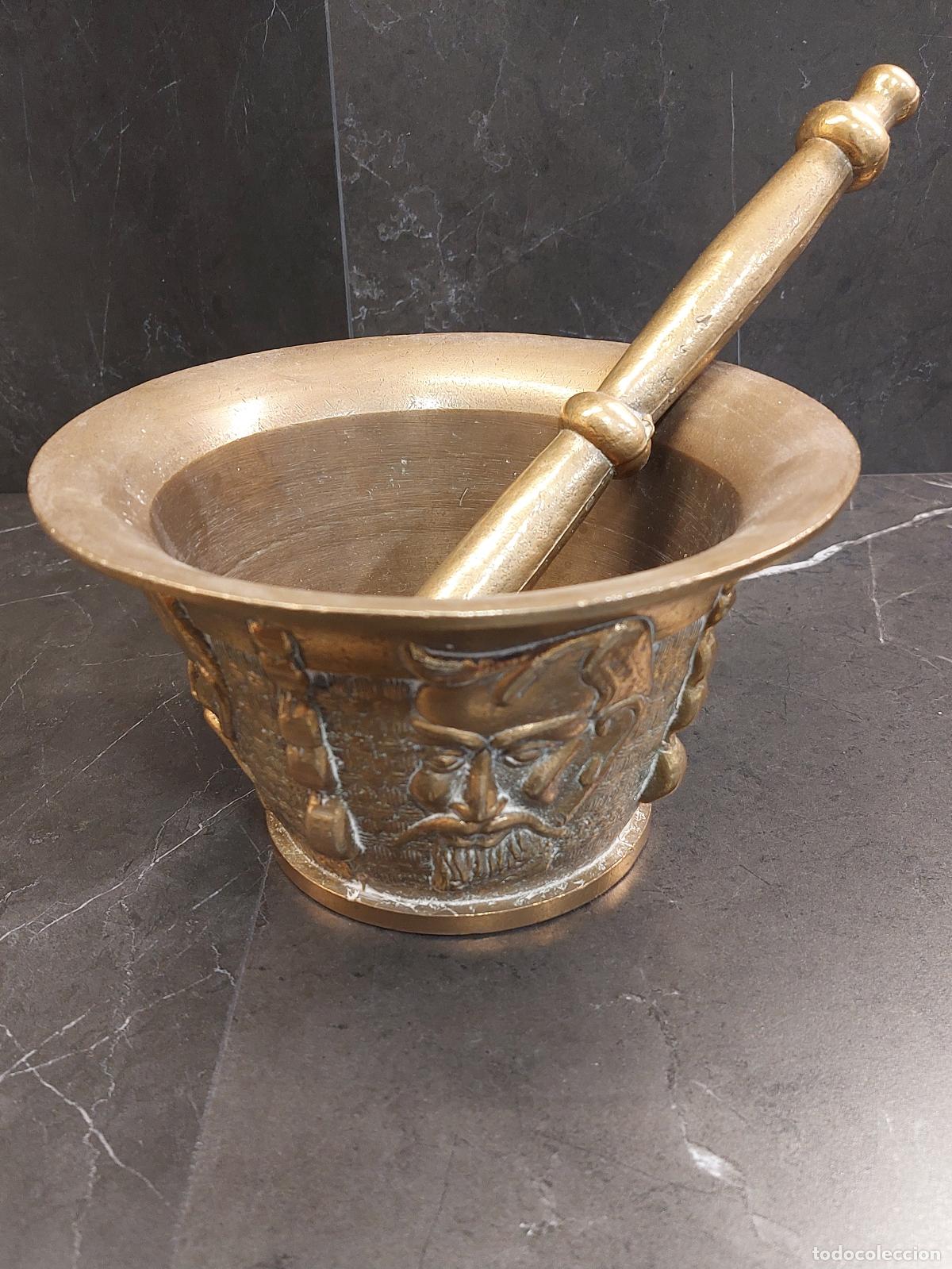Antig&uuml;edades: GRAN ALMIREZ MORTERO CON CARAS DE DON QUIJOTE - 3,5 KG.