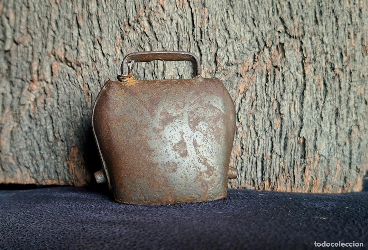 Antig&uuml;edades: Cencerro antiguo hierro peque&ntilde;o &ndash; esquila ganadera original - decoraci&oacute;n r&uacute;stica vintage