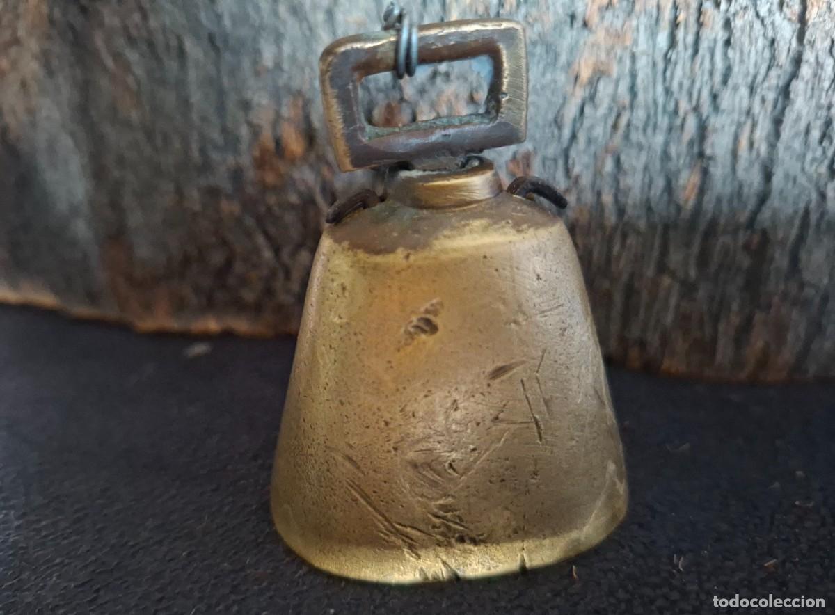 Antig&uuml;edades: Cencerro antiguo bronce peque&ntilde;o &ndash; esquila ganadera original s.XIX-XX- funcional y decoraci&oacute;n