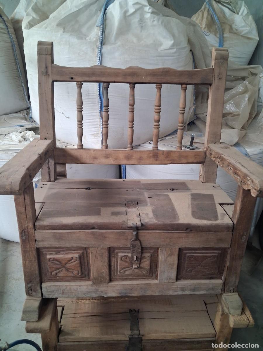 Antig&uuml;edades: esca&ntilde;o colonial de madera con ba&uacute;l. - Foto 1