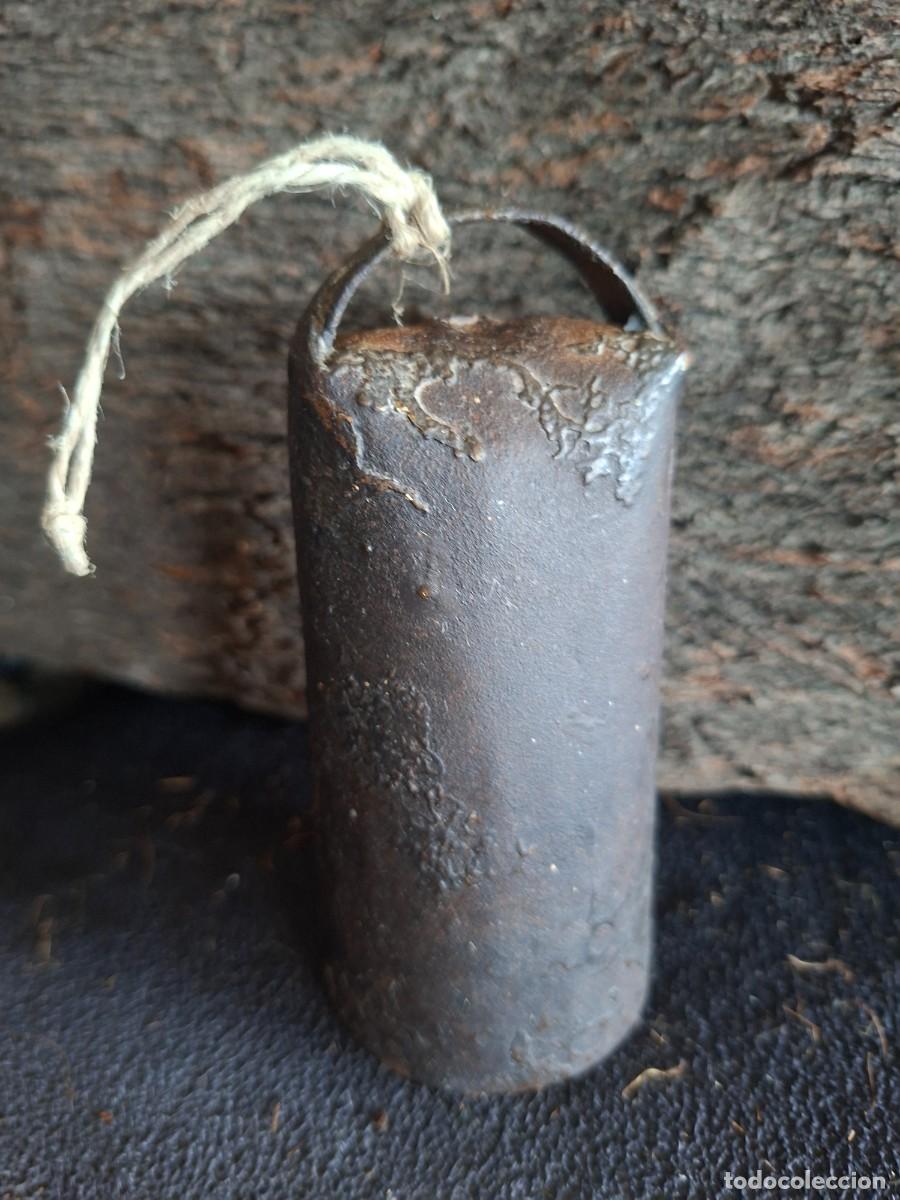 Antig&uuml;edades: Cencerro antiguo peque&ntilde;o -hierro forjado, badajo original 11,5 cm - Funcional y decorativo