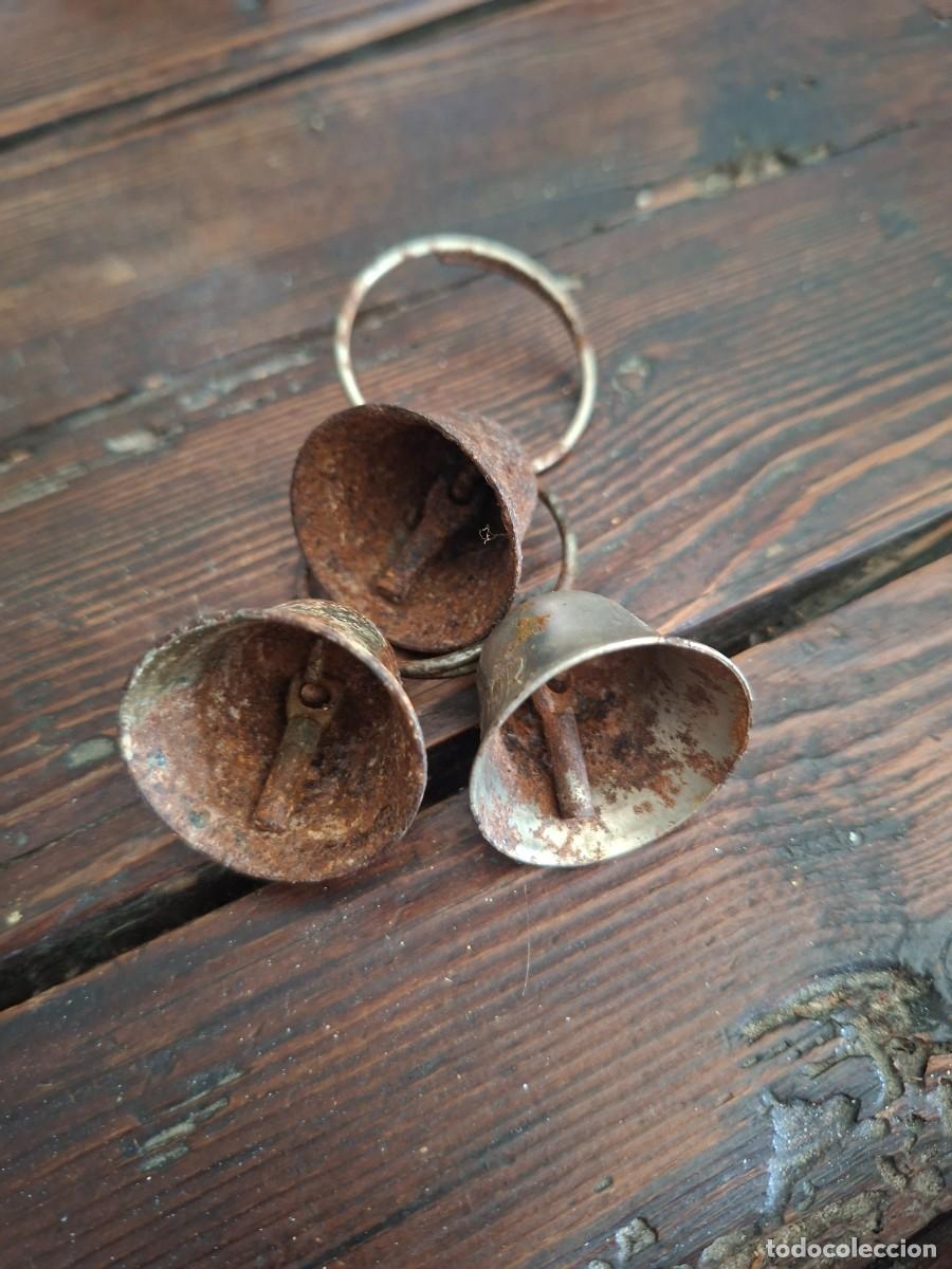 Antig&uuml;edades: 3 campanitas cencerros antiguos peque&ntilde;os con aros y badajos originales &ndash; r&uacute;stico vintage