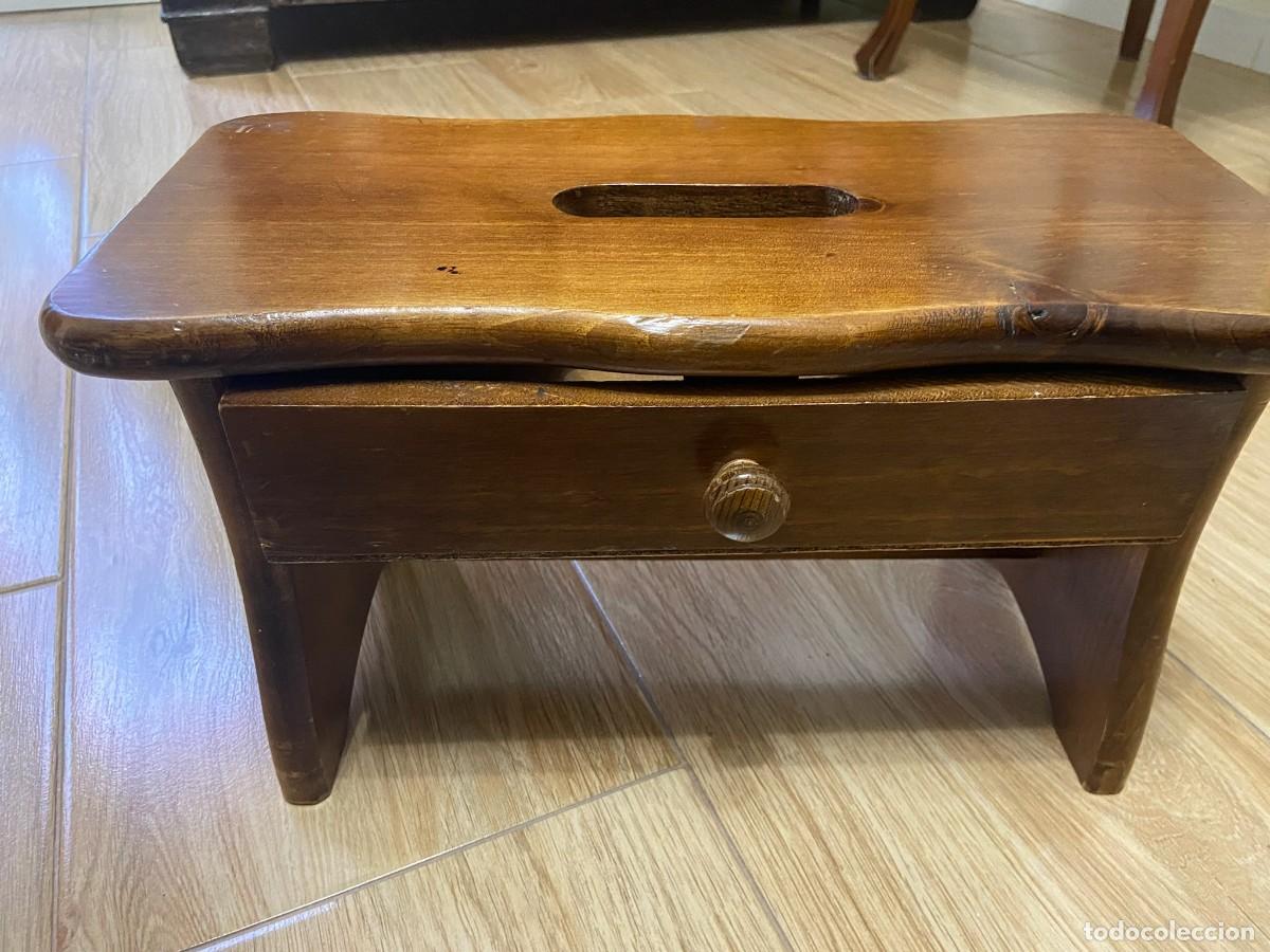 Antig&uuml;edades: Banqueta r&uacute;stica de madera con caj&oacute;n. A&ntilde;os 60&ndash;80