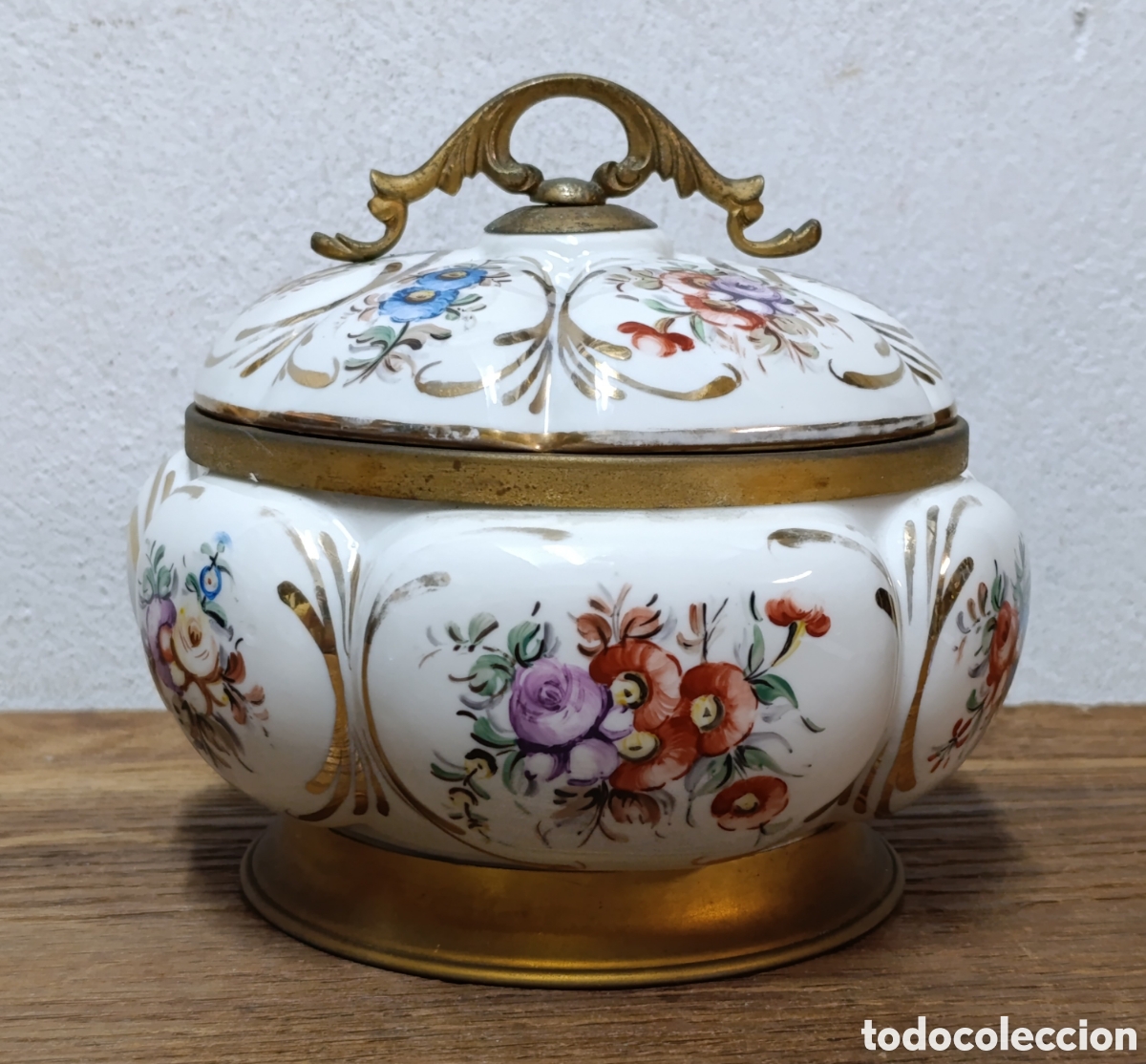 Antig&uuml;edades: ANTIGUA CAJA O BOMBONERA DE PORCELANA Y METAL.