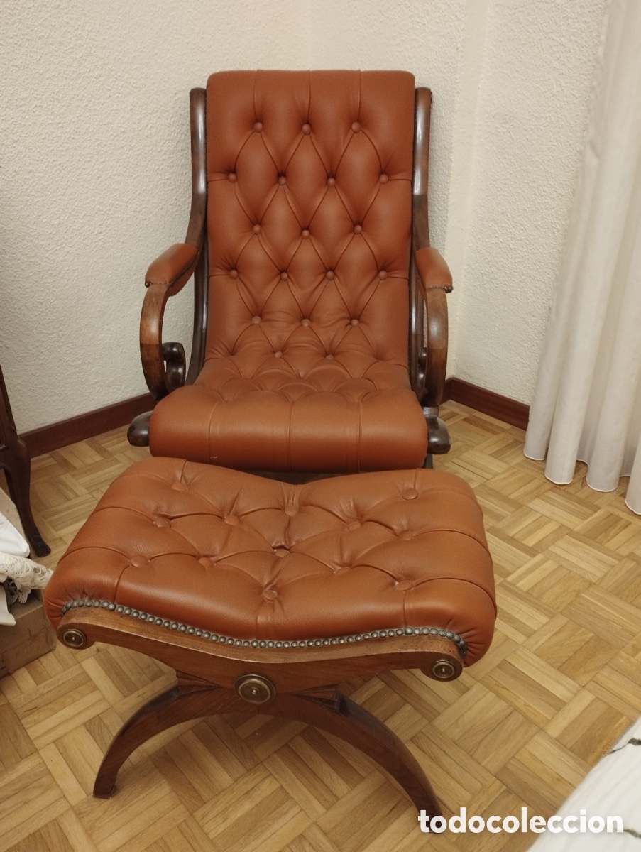 Antig&uuml;edades: Sill&oacute;n cl&aacute;sico ingl&eacute;s de capiton&eacute; con reposapi&eacute;s a juego