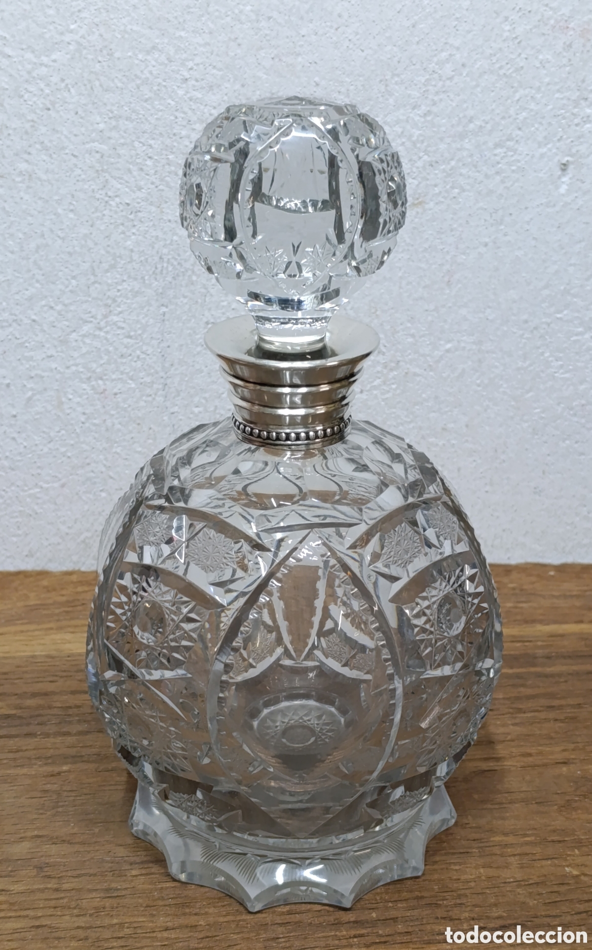 Antig&uuml;edades: ANTIGUA LICORERA DE CRISTAL TALLADO Y GOLLETE DE PLATA DE LEY, CONTRASTE ESTRELLA.