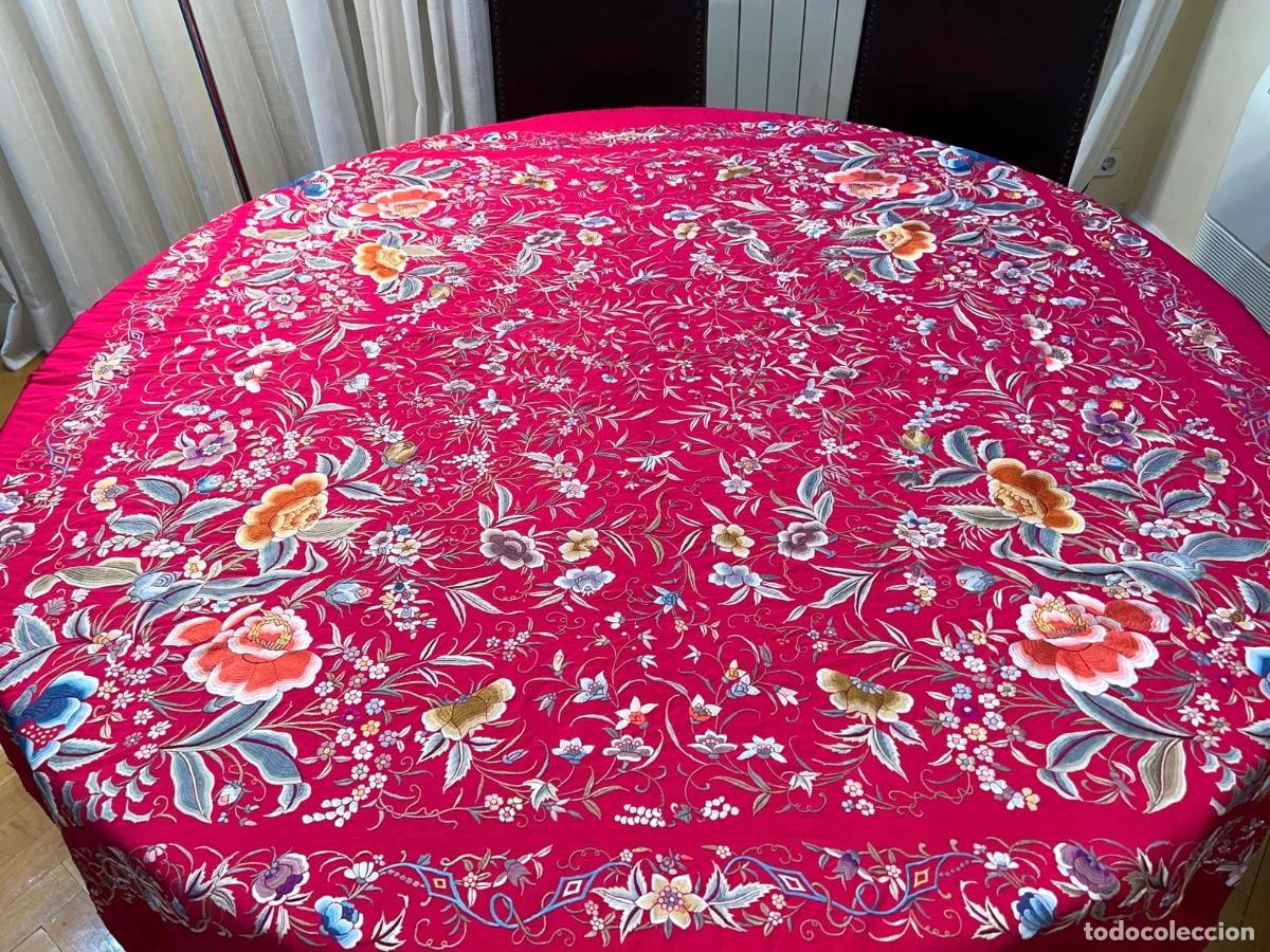 Antig&uuml;edades: Mant&oacute;n de Manila antiguo bordado en seda a mano con flores de finales del s. XIX