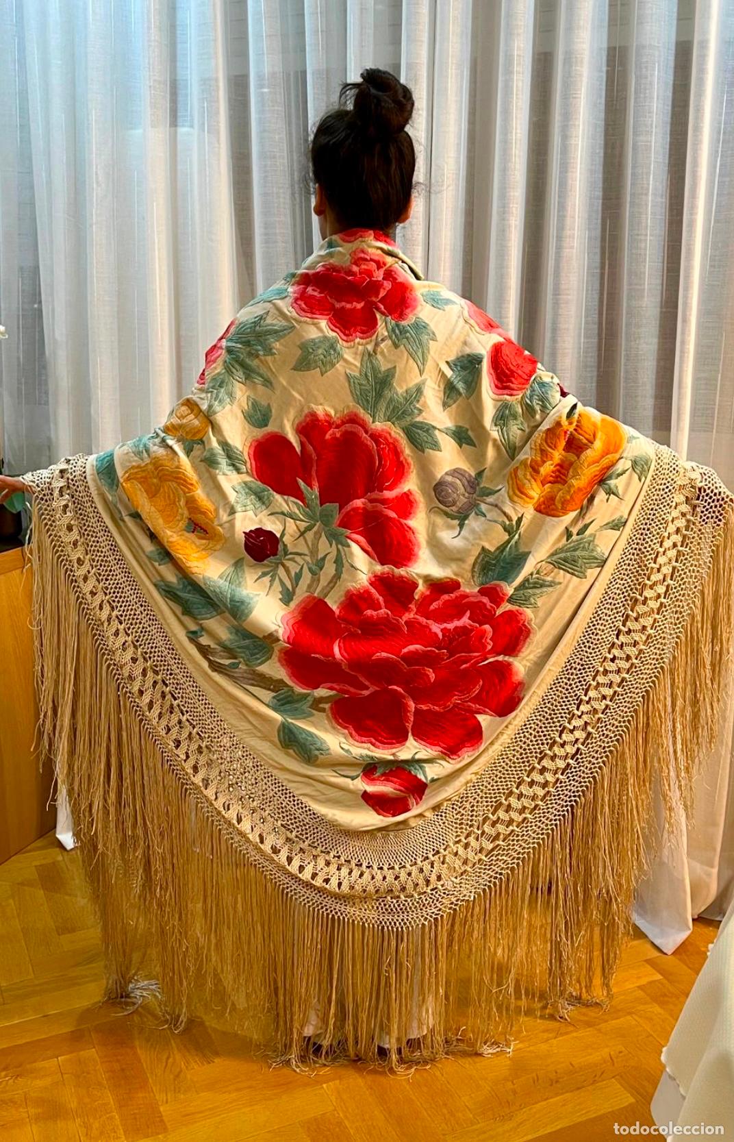 Antiquit&eacute;s: Mant&oacute;n de Manila antiguo bordado en seda a mano con peon&iacute;as de finales del s.XIX