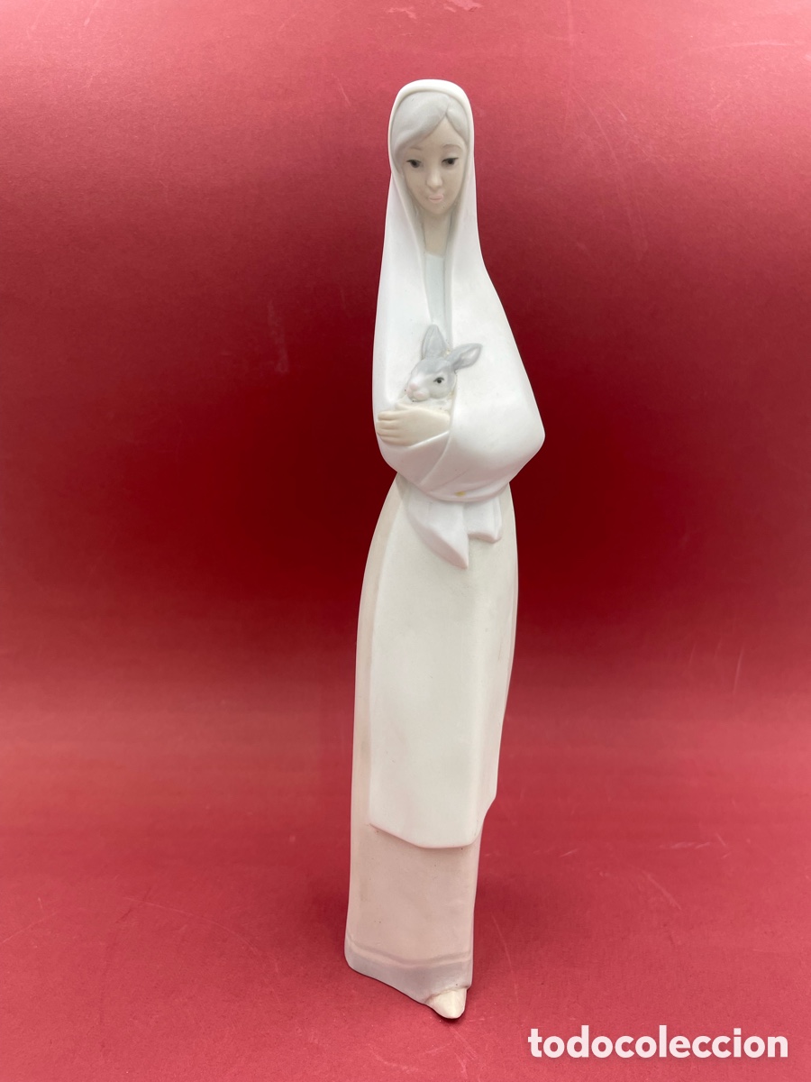 Antig&uuml;edades: Figura cer&aacute;mica mate Nao by Lladr&oacute;. Ni&ntilde;a con conejito.