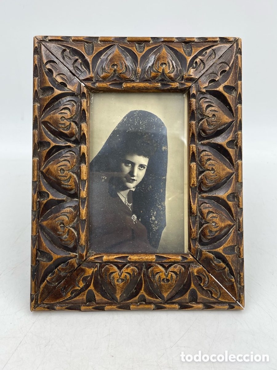 Antig&uuml;edades: Antiguo Marco de madera tallada con fotograf&iacute;a antigua mujer con mantilla. Principios siglo XX.