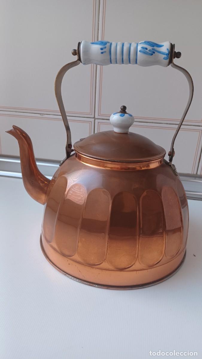 Antig&uuml;edades: Tetera con agarrador de porcelana