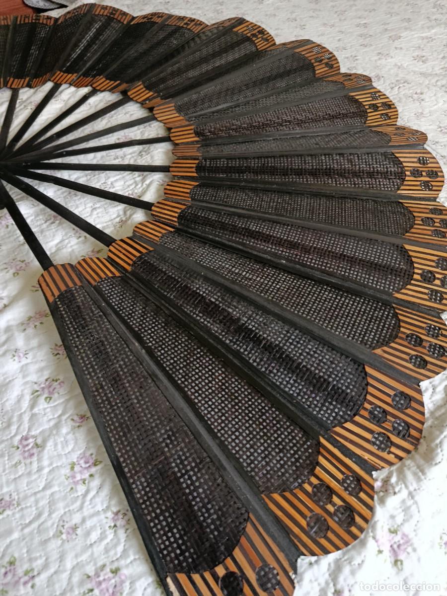 Antig&uuml;edades: ABANICO DE MADERA GRANDE VINTAGE DE REJILLA.