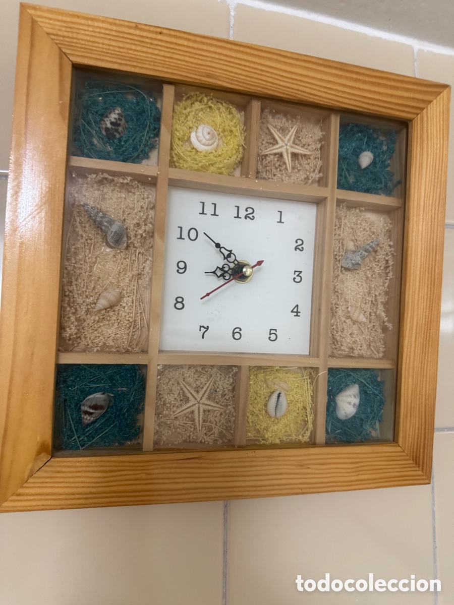 Antig&uuml;edades: Reloj de madera con conchas marinas - Foto 1