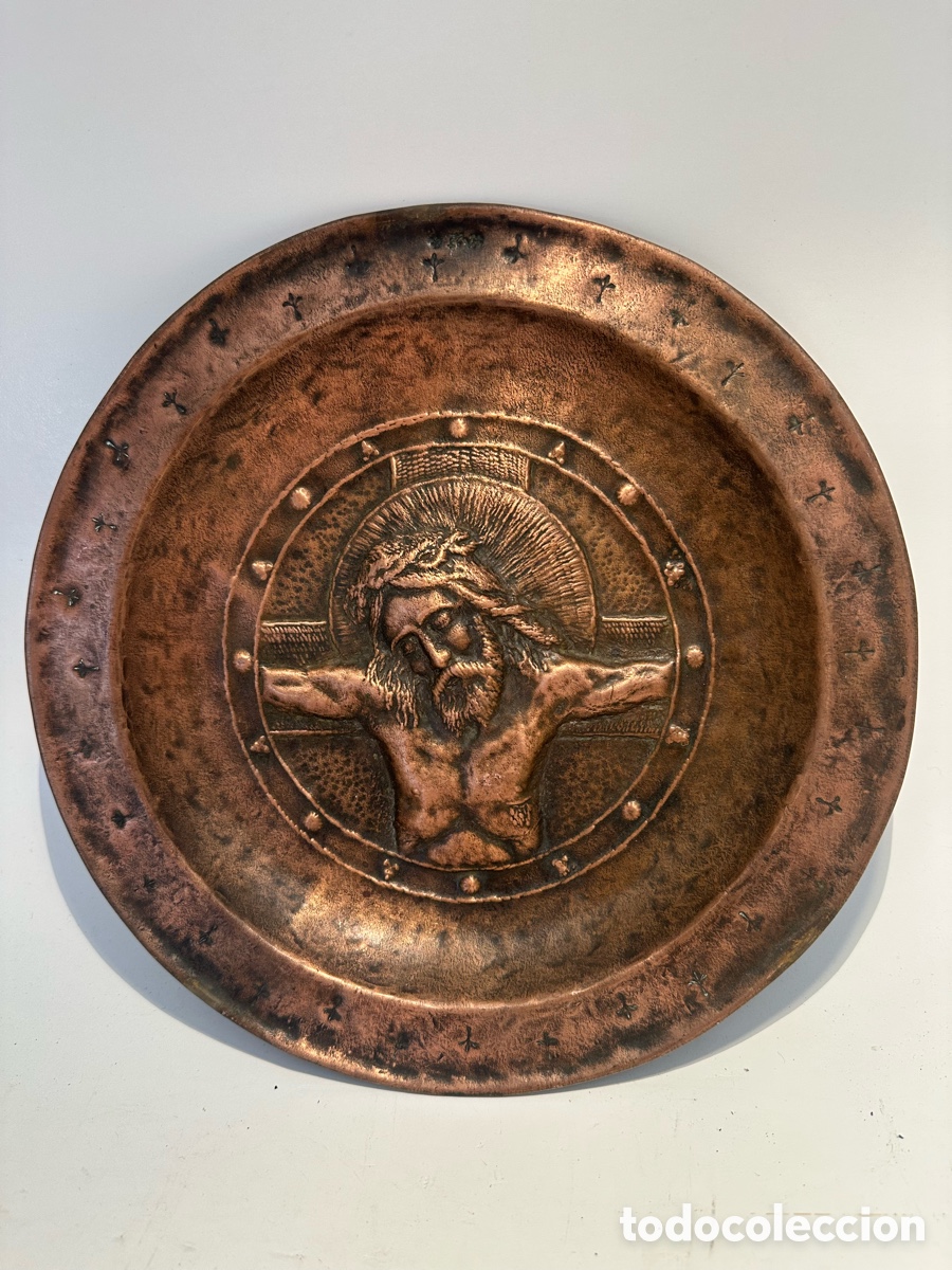 Antig&uuml;edades: ANTIGUO PLATO PETITORIO O LIMOSNERO REPUJADO DE COBRE DEDICADO JESUS EN LA CRUZ . 27 CM.