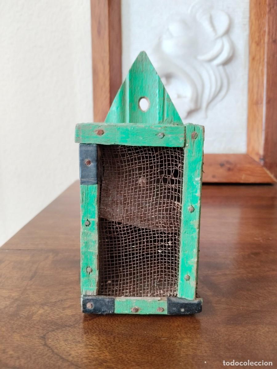 Antig&uuml;edades: Antigua grillera artesanal. Compartimentada para 2 grillos.