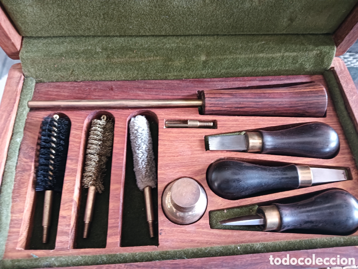 Antig&uuml;edades: Caja con instrumentos de limpieza para una pistola
