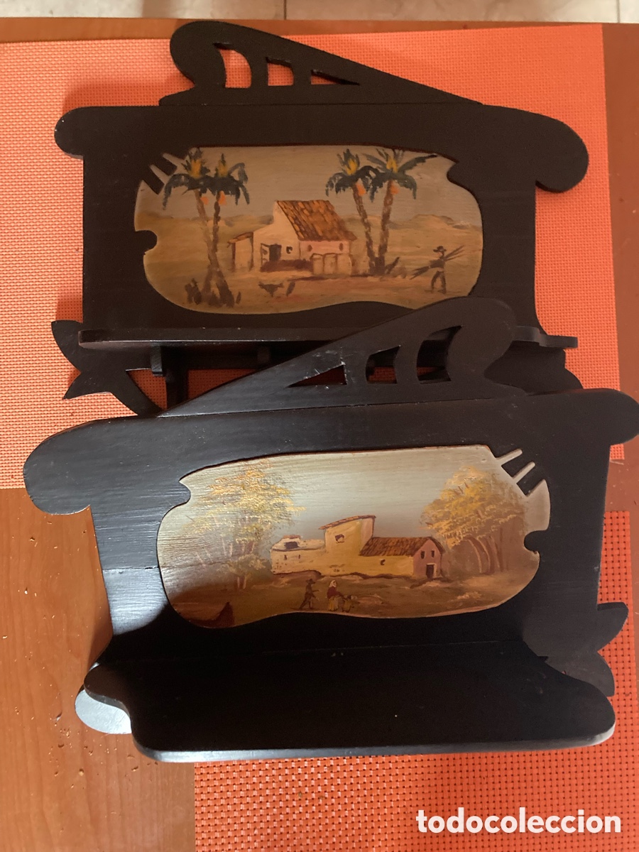 Antig&uuml;edades: Juego de dos estanter&iacute;as antiguas hechas y pintadas a mano