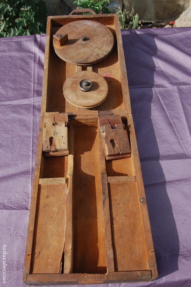 Antig&uuml;edades: CHARKHA (Rueca de madera). KHADI KARJALAY (Ahmedabad, Gujarat, INDIA). 40,5x24 (malet&iacute;n).