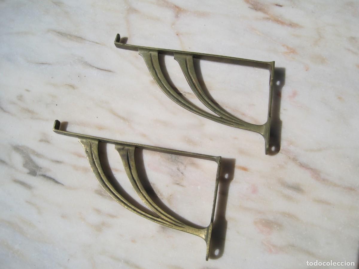 Antig&uuml;edades: PAREJA DE SOPORTES DE METAL PARA BALDA O REPISA - BRONCE O LAT&Oacute;N - MODERNISMO - ART NOUVEAU