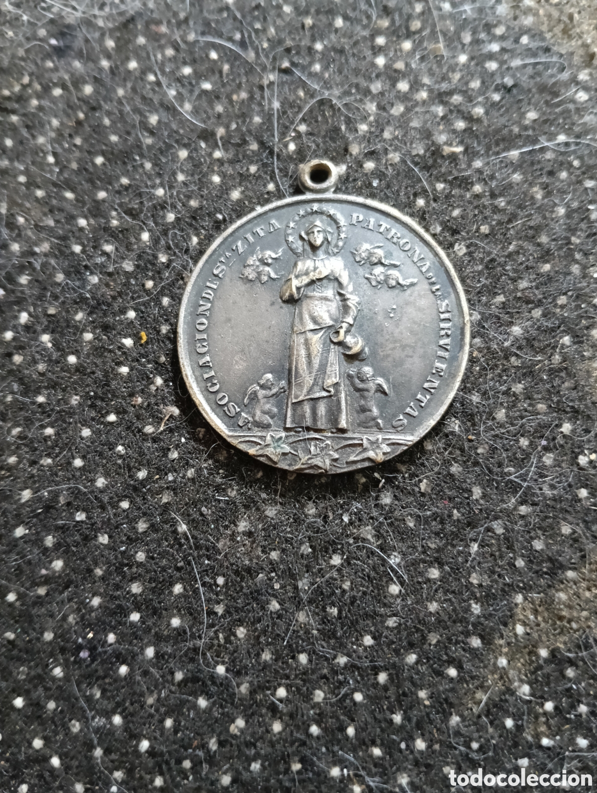 Antig&uuml;edades: Medalla antigua de la asociaci&oacute;n de Santa Zita, patrona de las empleadas del hogar. Mide 3 cm. de di