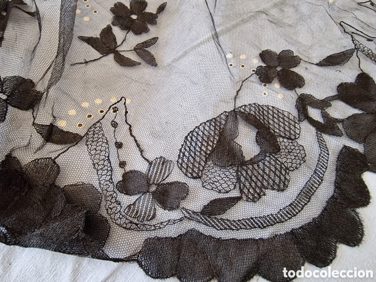 Antig&uuml;edades: MANTILLA PICO ENCAJE MANUAL