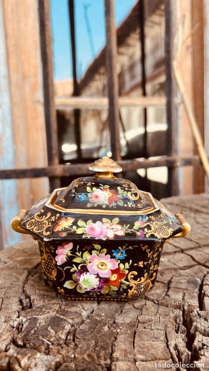 Antig&uuml;edades: Peque&ntilde;o azucarero porcelana dorada y policromada flores mitad s XIX 11x14cms