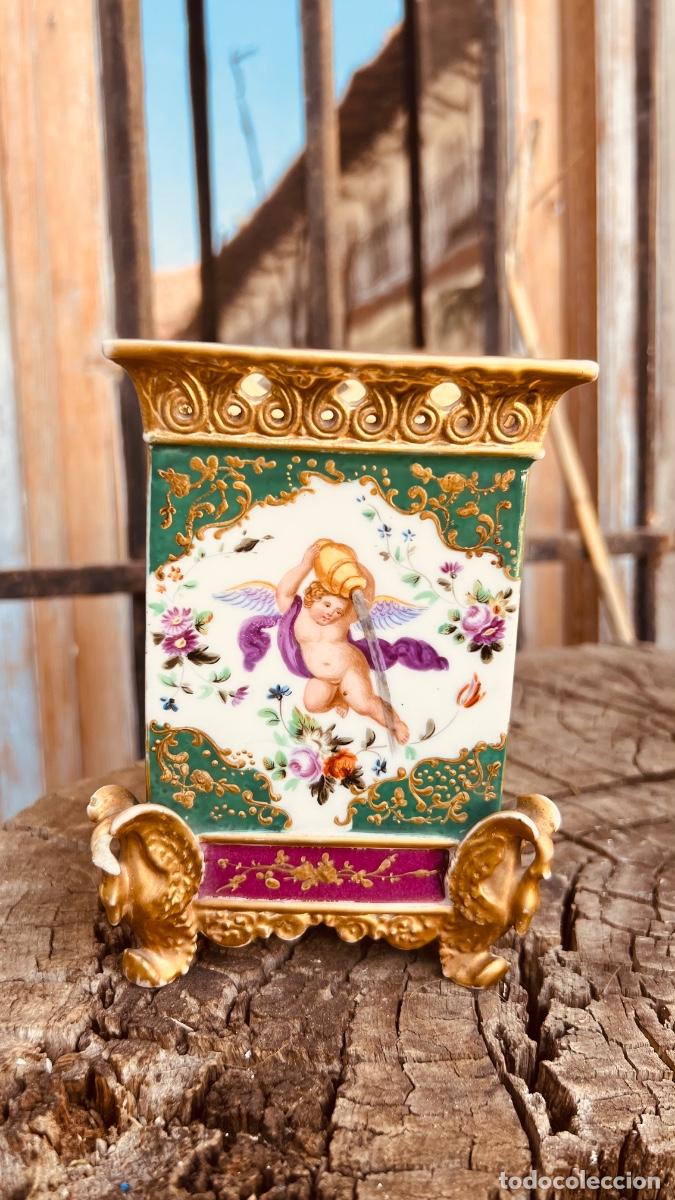 Antig&uuml;edades: Peque&ntilde;o jarr&oacute;n isabelino porcelana dorada y policromada &aacute;ngel cupido flores aves 1/2 s XIX 16x11cms