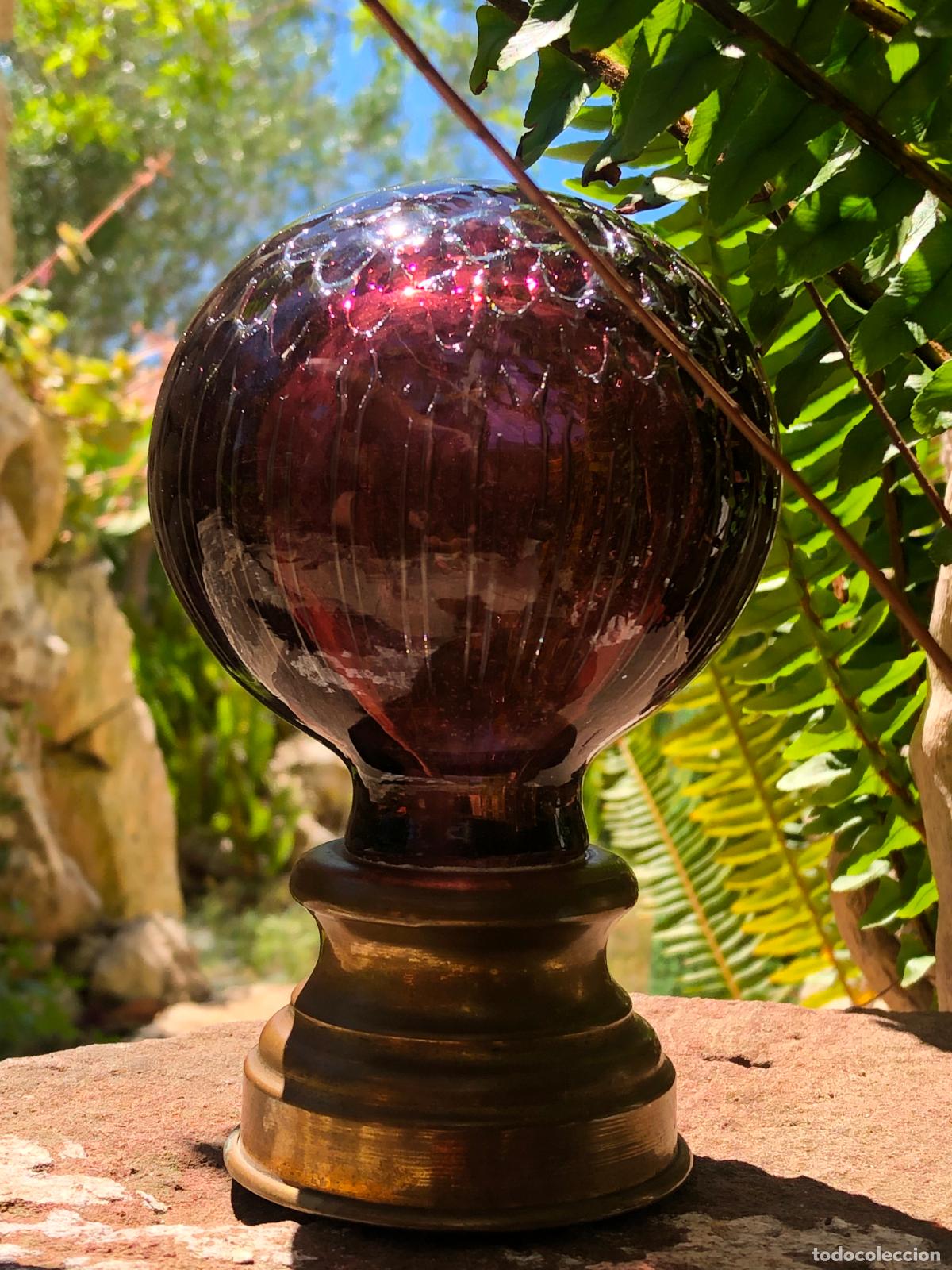 Antig&uuml;edades: Antigua Bola Pomo de remate para escalera en cristal nido de abeja &middot; Color Aubergine