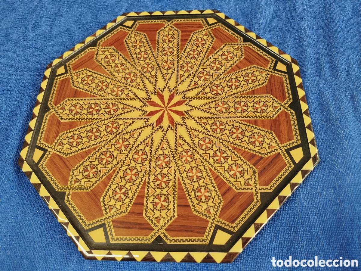 Antig&uuml;edades: Bandeja de madera octogonal artesanal de taracea granadina con incrustaciones.