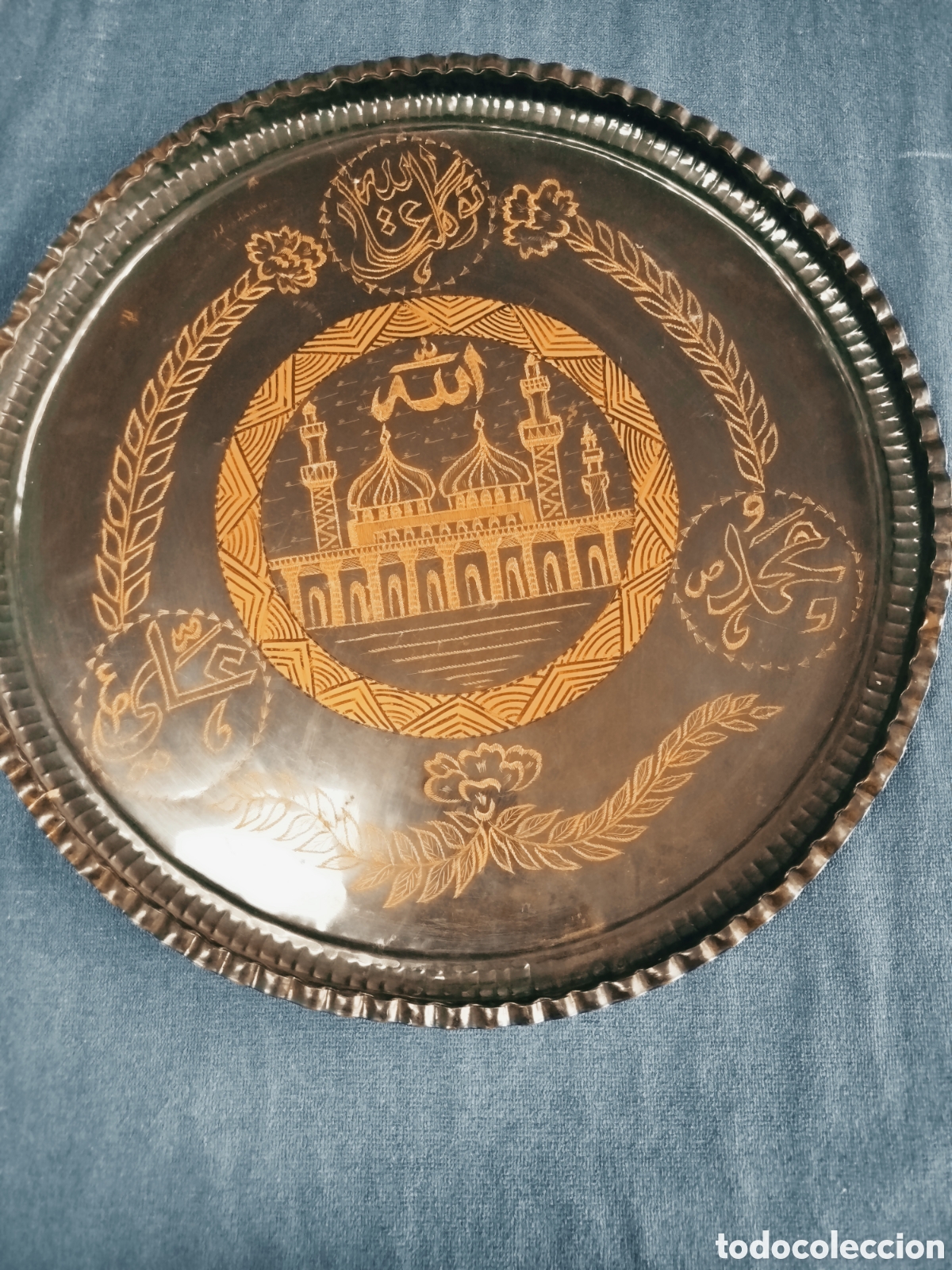 Antig&uuml;edades: Enorme plato decorativo para colgar de cobre con tem&aacute;tica &aacute;rabe.