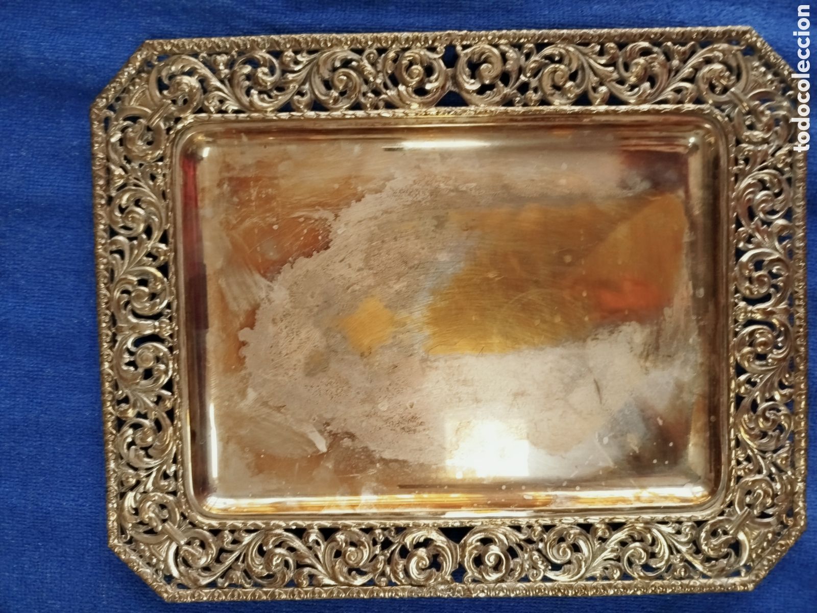 Antig&uuml;edades: Antigua bandeja labrada de metal plateado de Meneses, grabado del orfebre.