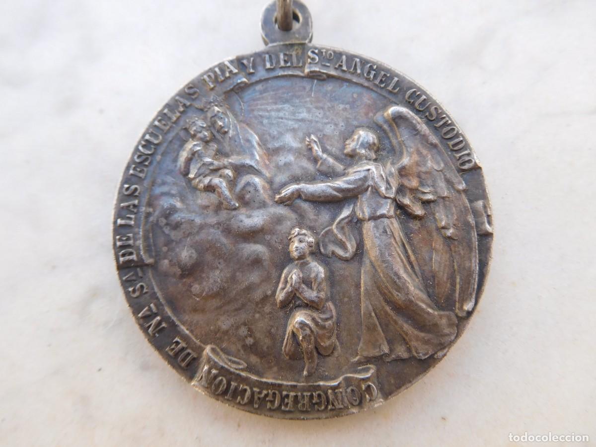 Antig&uuml;edades: Medalla antigua congregaci&oacute;n de Ntra Sra de las escuelas pias y Santo &Aacute;ngel custodio